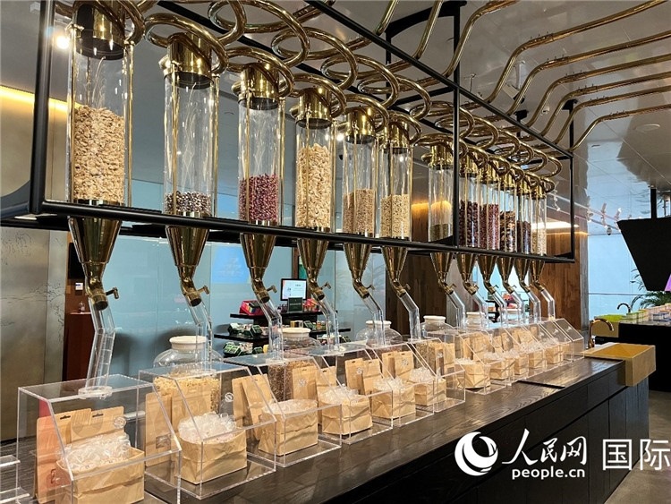 3.展示區(qū)展示的24節(jié)氣養(yǎng)生茶。（人民網記者陳思 攝）