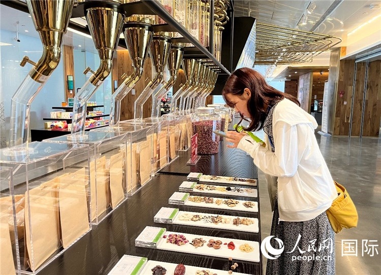 4. 代表團團員對新中式茶飲的食材充滿興趣。（人民網記者陳思 攝）