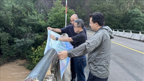 珠江委工作組在三河鎮(zhèn)三河大橋進(jìn)行防洪工程調(diào)度工作。 水利部供圖