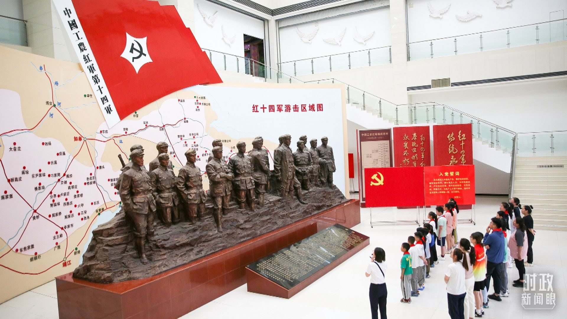 △2024年7月，江蘇南通，學(xué)生們參加暑期思政課實(shí)踐活動，參觀紅十四軍紀(jì)念館。（圖/視覺中國）