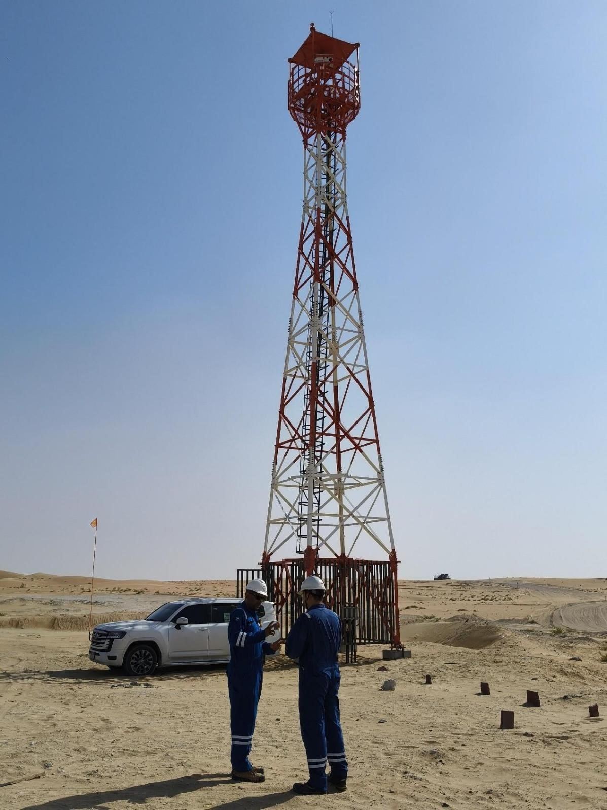 工作人員在調(diào)試紅外線氣體監(jiān)測及智能預(yù)警系統(tǒng)。振華石油供圖