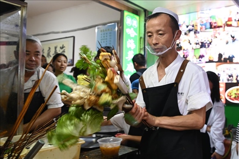 店員準(zhǔn)備制作天水麻辣燙。新華社記者 范培珅 攝