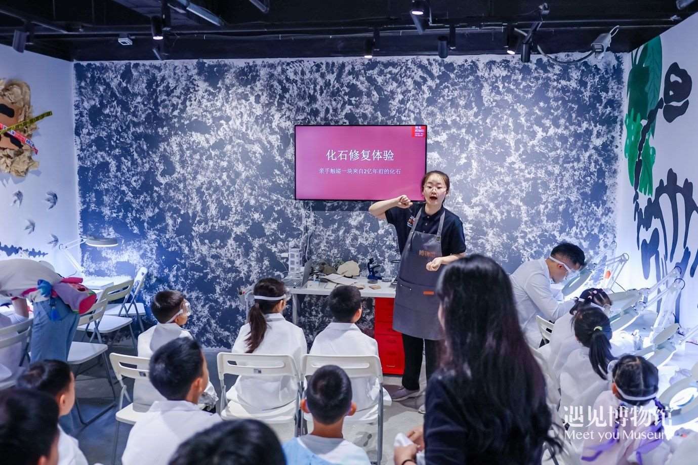 3. 小朋友們?cè)凇?億年的地球記憶——恐龍化石特展”體驗(yàn)當(dāng)“小小科學(xué)家”。遇見博物館供圖
