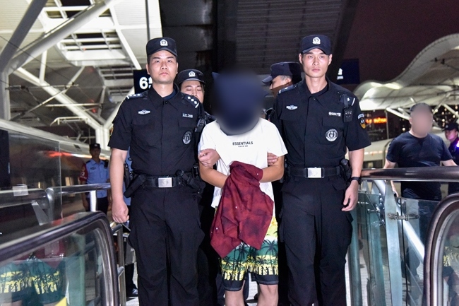 一名潛逃柬埔寨的犯罪嫌疑人被押解回國。公安部供圖