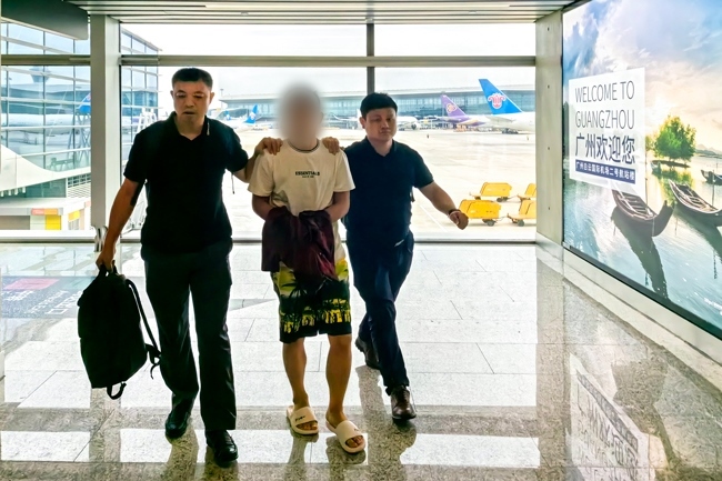 一名潛逃柬埔寨的犯罪嫌疑人被押解回國。公安部供圖