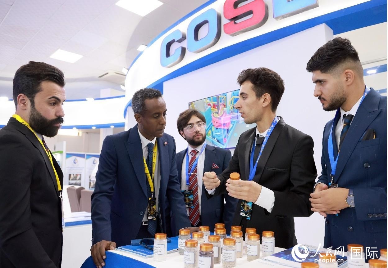 圖為中海油服工作人員在介紹產(chǎn)品。人民網(wǎng)記者 管克江攝