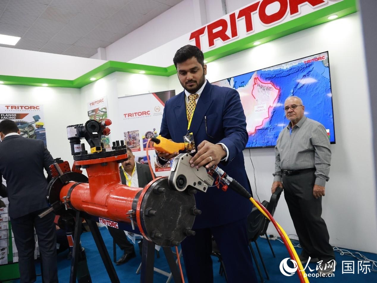 圖為一家油企工作人員在演示儀器操作。人民網(wǎng)記者管克江攝