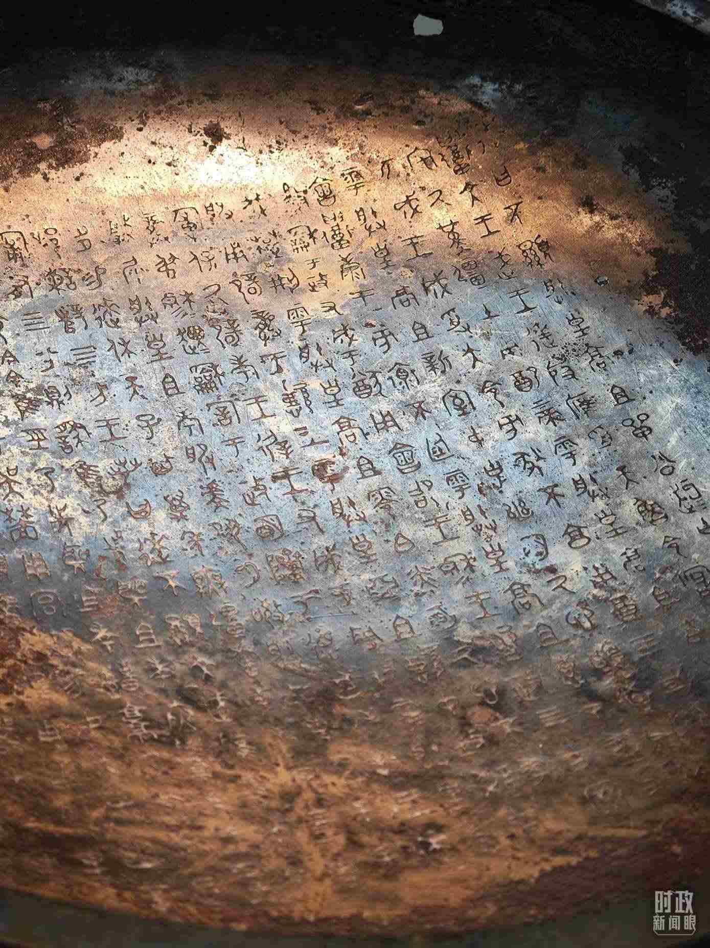 △ 寶雞青銅器博物院內(nèi)展陳——逨盤。（總臺央視記者丁欣、彭漢明拍攝）