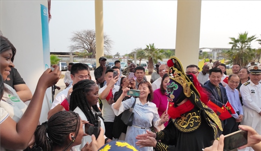 川劇變臉《蜀風(fēng)妙韻》。內(nèi)圖大學(xué)孔子學(xué)院供圖