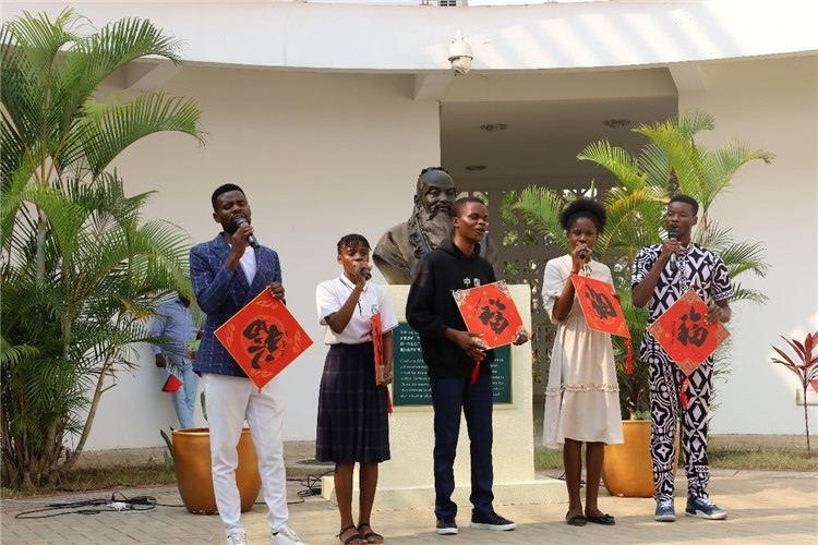 孔院學(xué)生演唱歌曲《故鄉(xiāng)的云》。內(nèi)圖大學(xué)孔子學(xué)院供圖