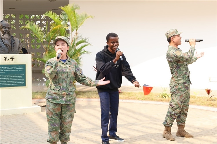 孔院學(xué)生與中國(guó)海軍官兵合唱《天地龍鱗》。內(nèi)圖大學(xué)孔子學(xué)院供圖