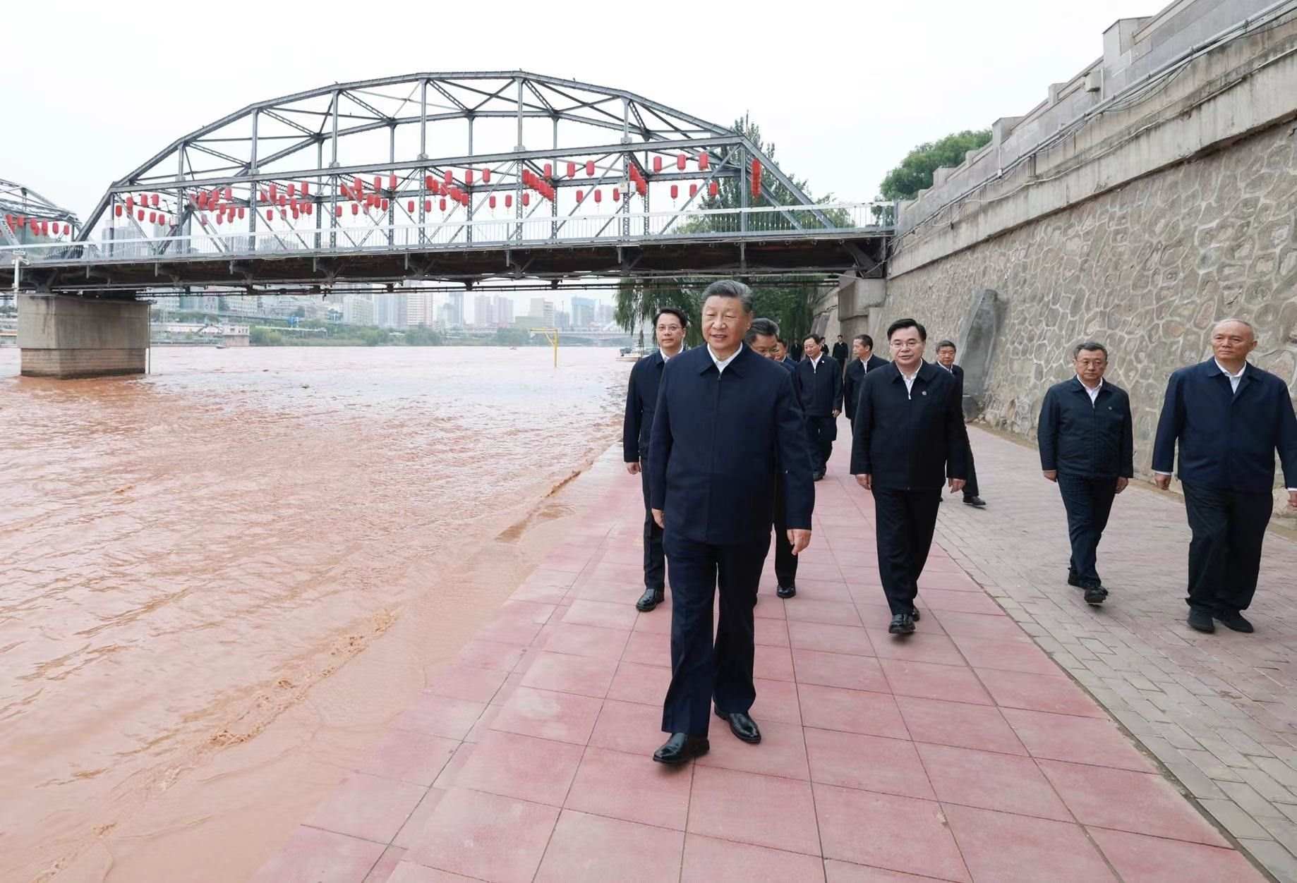 △9月11日下午，甘肅蘭州市黃河蘭州中山橋段，習近平總書記了解當地推動黃河流域生態(tài)保護等情況。