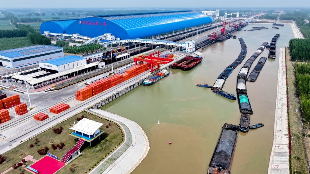 2024年4月24日，船舶行駛在山東濟(jì)寧港航梁山港航道上（無(wú)人機(jī)照片）。近年來(lái)，山東省加快構(gòu)建沿黃陸海大通道，有效促進(jìn)黃河流域各省區(qū)物流降本增效，實(shí)現(xiàn)更高水平對(duì)外開(kāi)放。