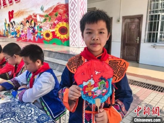 翠竹小學(xué)學(xué)生展示自己繪制的團(tuán)扇作品。蔣豐慧 攝