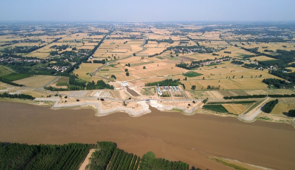 2024年6月19日，位于黃河高青段的馬扎子引黃閘開(kāi)閘引水（無(wú)人機(jī)照片）。5月1日至6月18日，山東省累計(jì)啟用引黃閘63座，引黃河水量10.06億立方米，保障農(nóng)業(yè)灌溉需求。