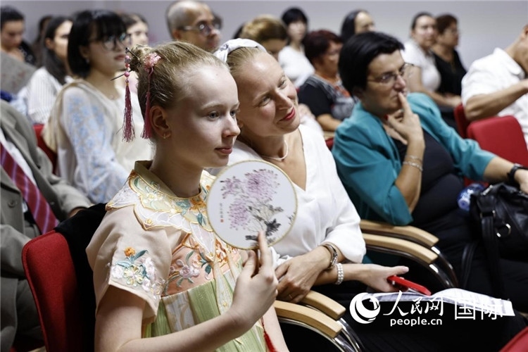 現(xiàn)在嘉賓觀看表演。傅永山攝