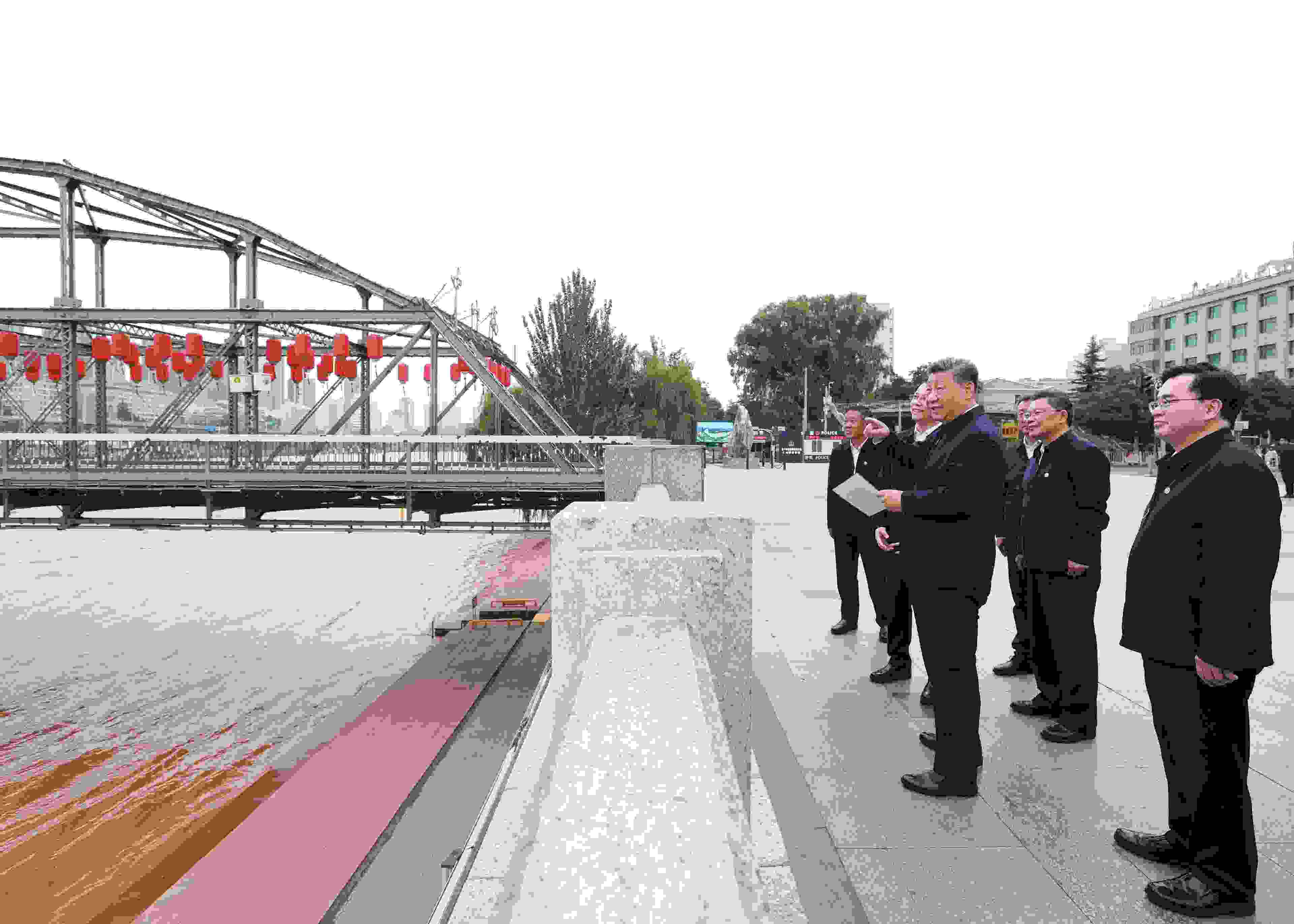 △ 2024年9月11日，習(xí)近平總書記來到甘肅省蘭州市黃河蘭州中山橋段，了解當(dāng)?shù)赝苿狱S河流域生態(tài)保護(hù)情況。