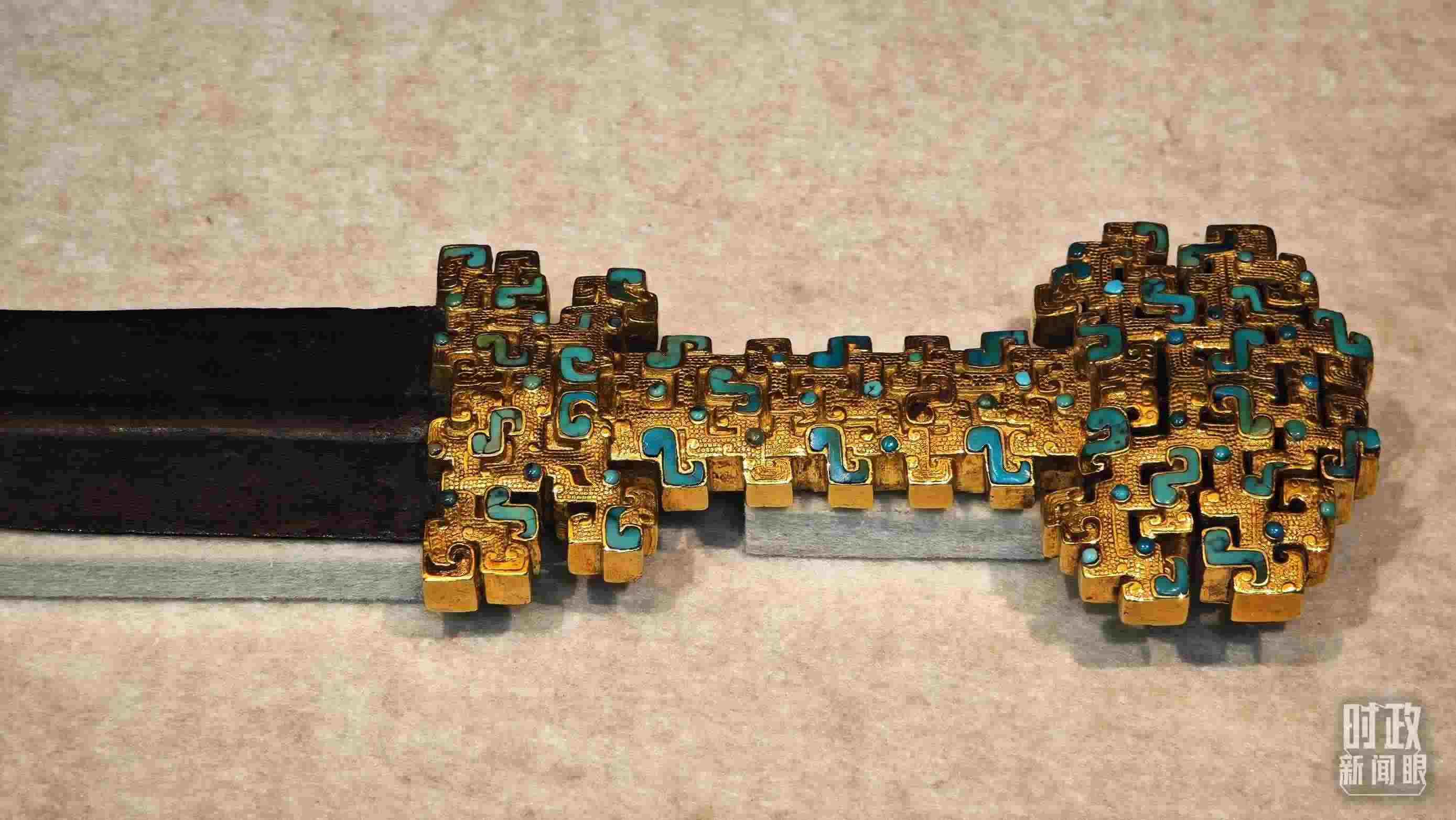 △這是1992年寶雞市益門二號墓出土的金柄鐵劍，劍柄嵌有綠松石。（總臺央視記者彭漢明拍攝）