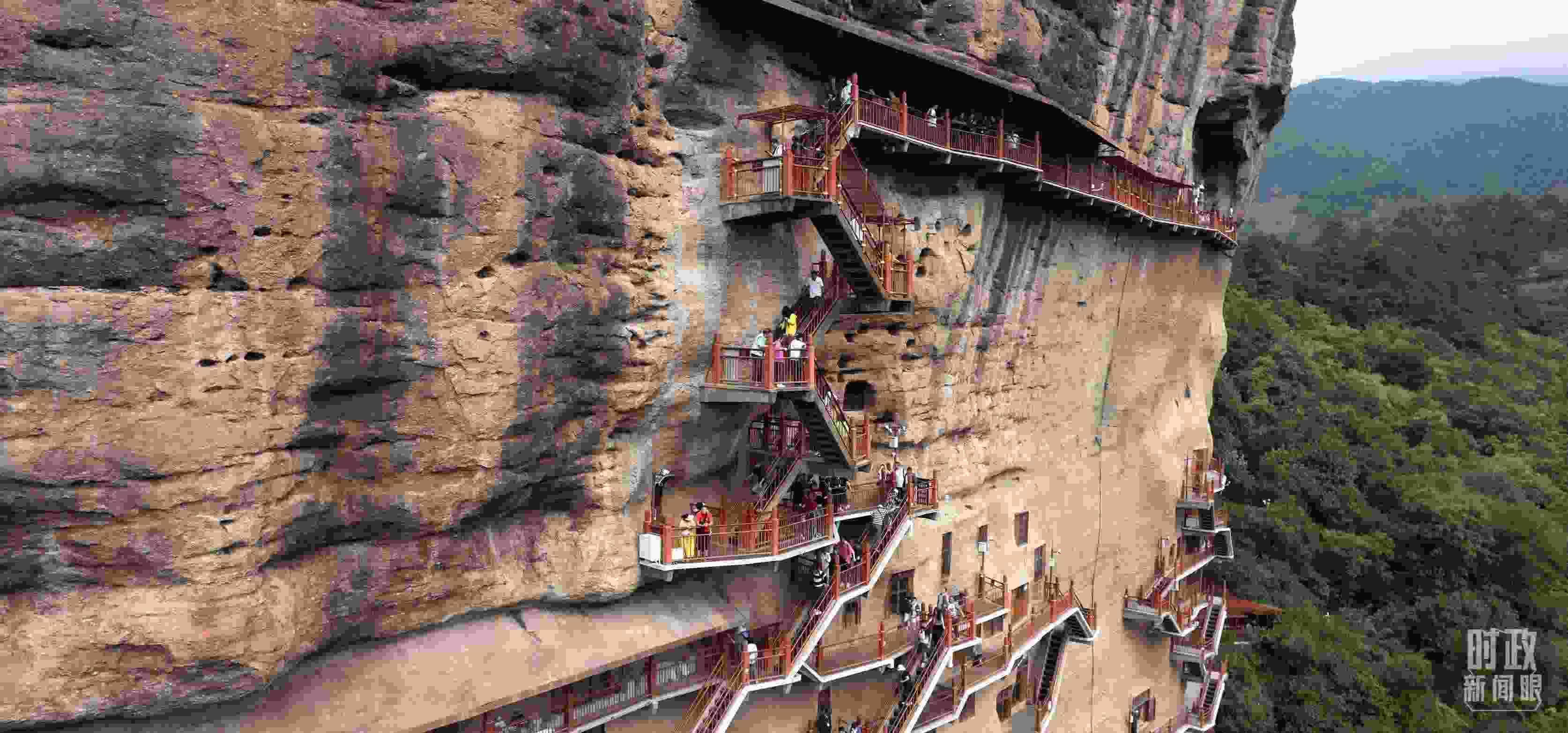 △麥積山石窟是國家5A級旅游景區(qū)，2024年上半年累計接待游客57萬人。（總臺國廣記者李晉拍攝）