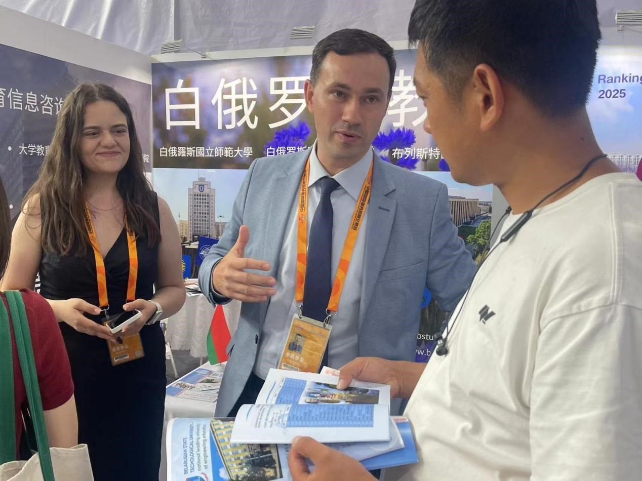 觀眾在展臺咨詢。人民網(wǎng)記者 何旭攝