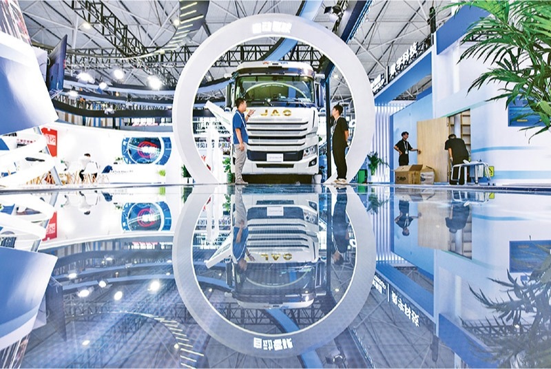 黨的二十屆三中全會提出，加快構建促進數(shù)字經(jīng)濟發(fā)展體制機制，完善促進數(shù)字產(chǎn)業(yè)化和產(chǎn)業(yè)數(shù)字化政策體系。2024年8月28日至30日，2024中國國際大數(shù)據(jù)產(chǎn)業(yè)博覽會在貴州貴陽舉辦。圖為工作人員在介紹無人駕駛重型卡車。 新華社記者 楊文斌/攝