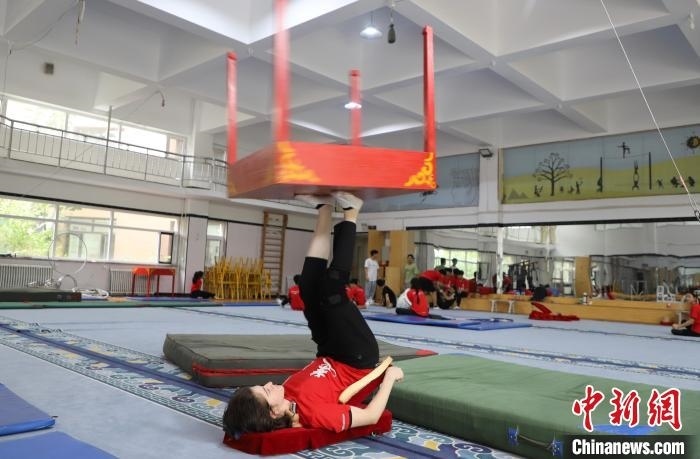 9月13日，美國雜技學(xué)員杰克正在中國“雜技之鄉(xiāng)”吳橋練習(xí)“蹬技”。 馬天龍 攝