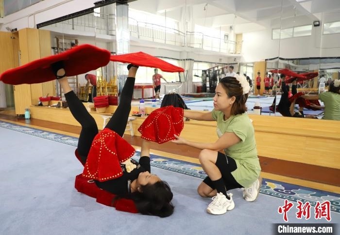 9月13日，來自老撾的紅姆(右)指導(dǎo)學(xué)員雜技動作。 馬天龍 攝