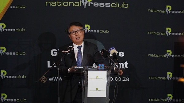 駐南非大使吳鵬出席中國(guó)駐南非使館同南國(guó)家新聞俱樂部聯(lián)合舉辦的中非合作論壇峰會(huì)成果宣介會(huì)并發(fā)表主旨講話。人民網(wǎng) 劉暢攝