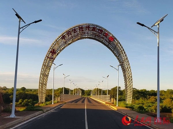 中岡法托托友誼大橋。人民網(wǎng)記者 黃培昭攝