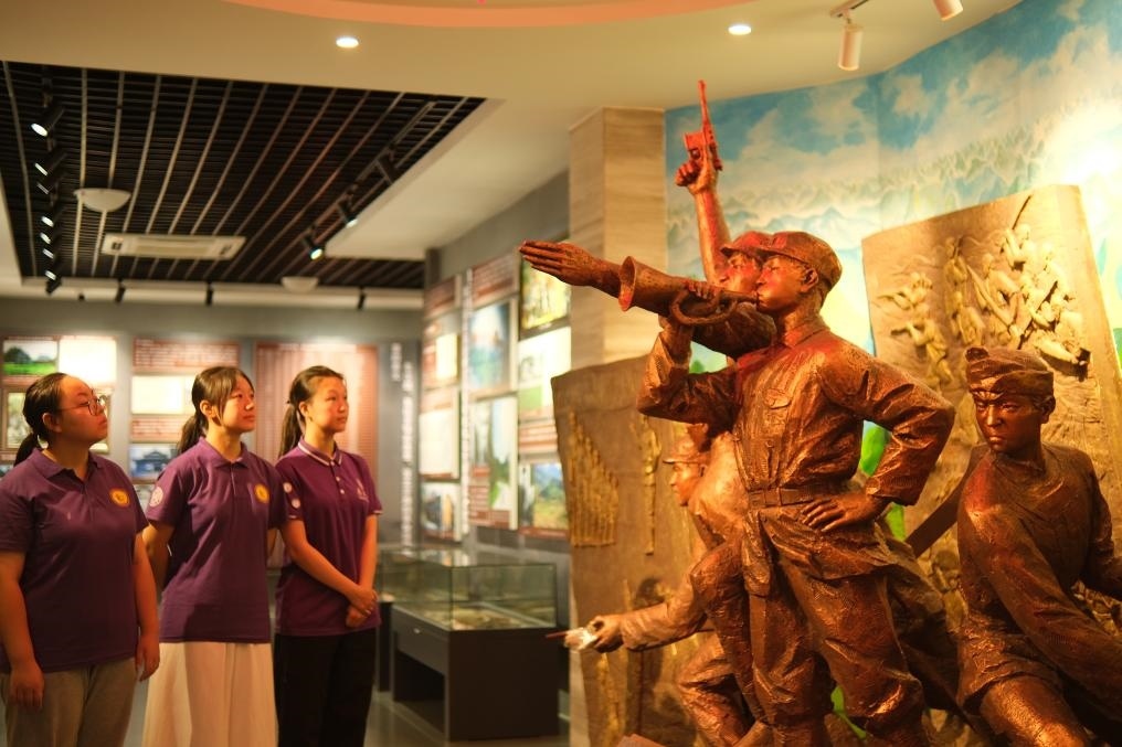 7月26日，南開大學實踐隊在環(huán)江革命陳列館了解毛南族人民在黨的領導下進行革命斗爭的歷程。（受訪者供圖）