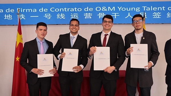 當(dāng)?shù)貢r(shí)間9月13日，40名哥倫比亞青年與中企承建運(yùn)營的波哥大地鐵一號線項(xiàng)目簽約，不久將前往中國進(jìn)行為期15個(gè)月的專業(yè)地鐵知識培訓(xùn)。圖為部分學(xué)員在簽約儀式上展示所簽的協(xié)議。 波哥大地鐵一號線項(xiàng)目供圖