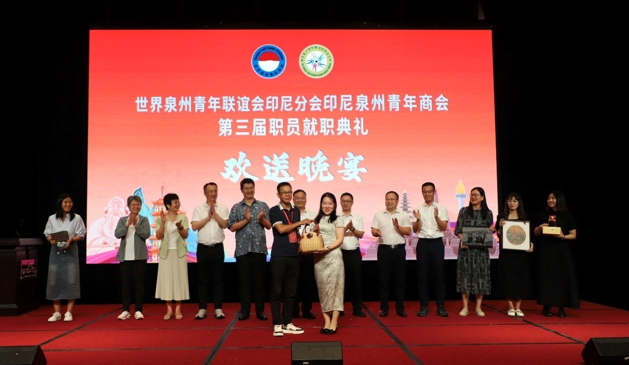 工藝大師們向阿拉扎大學(xué)孔子學(xué)院捐贈(zèng)手工藝術(shù)品。阿拉扎大學(xué)孔子學(xué)院供圖