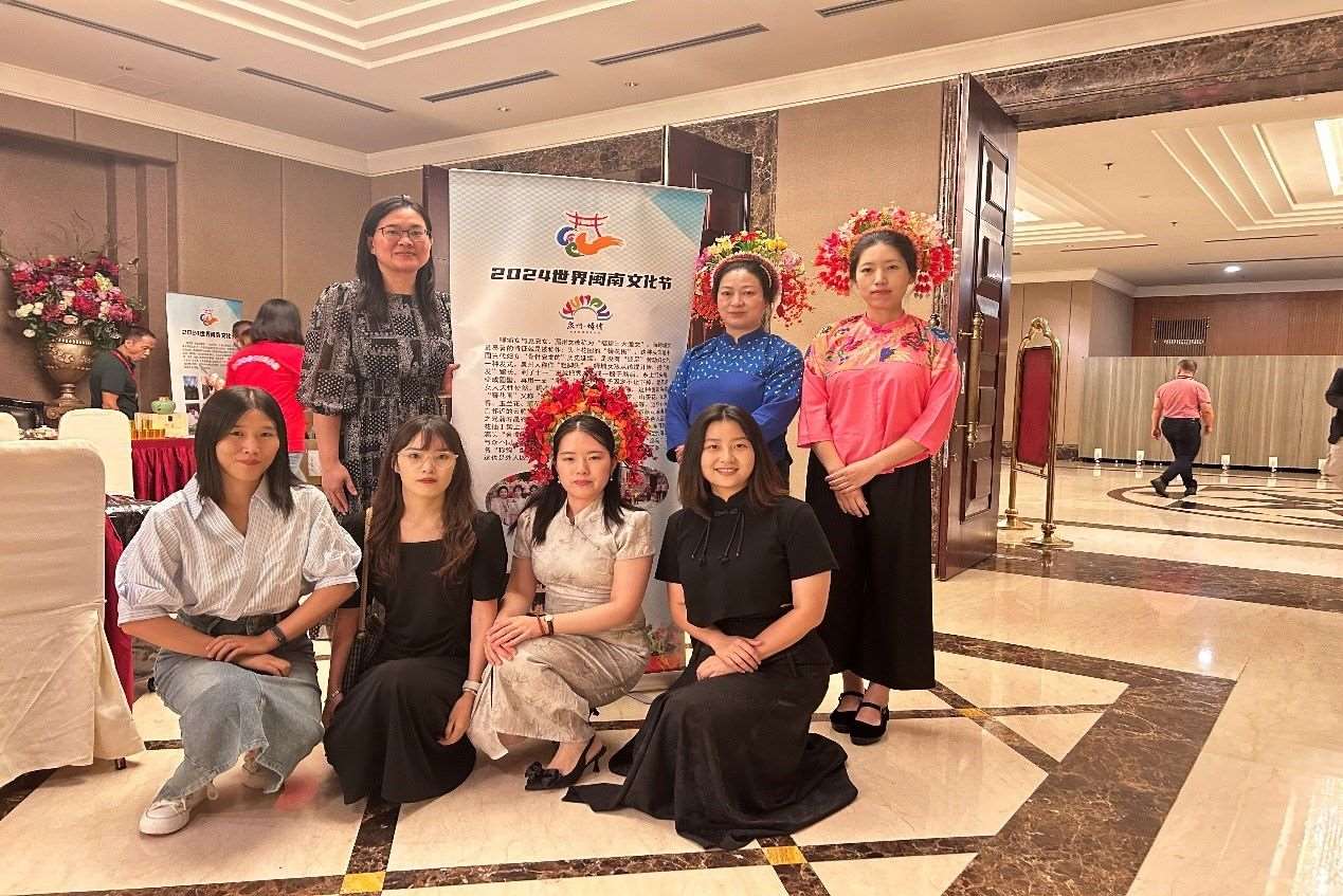 阿拉扎大學(xué)孔子學(xué)院老師和簪花圍傳承人合影。阿拉扎大學(xué)孔子學(xué)院供圖