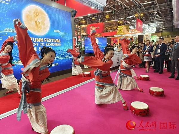 “你好！中國”展臺開幕式上的中國傳統(tǒng)舞蹈表演。人民網(wǎng)記者 尚凱元攝