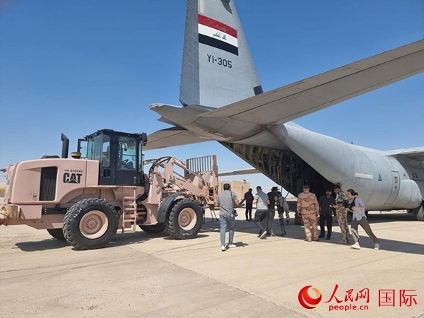 圖為伊拉克正在裝運救援物資。人民網(wǎng) 伊納斯攝