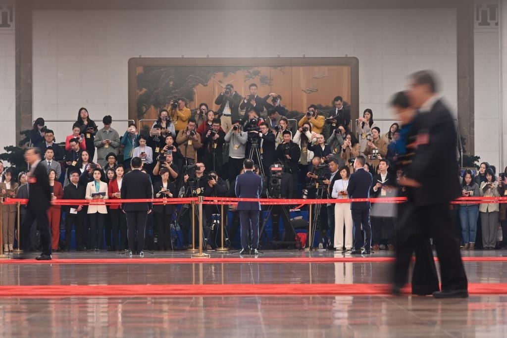 2024年3月10日，全國(guó)政協(xié)十四屆二次會(huì)議第三場(chǎng)“委員通道”集體采訪活動(dòng)在北京人民大會(huì)堂舉行。新華社記者 宋為偉 攝