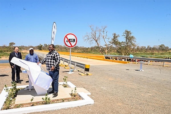 莫桑比克總統(tǒng)菲利佩·雅辛托·紐西（右）出席大橋通車儀式。中國(guó)電建供圖