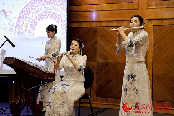 來自景德鎮(zhèn)的陶瓷音樂會在中秋佳節(jié)給英國倫敦的觀眾帶來了別樣的文化體驗。人民網(wǎng)記者 邢雪攝