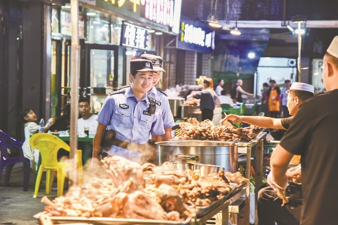 8月9日，甘肅省華亭市公安局組織民警輔警在夜市開展巡邏檢查。張亞強攝