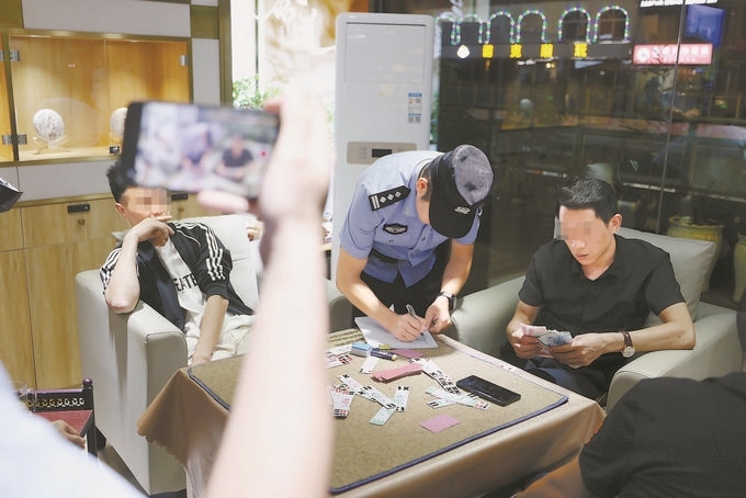 9月7日，云南省昆明市公安機關(guān)對棋牌室開展檢查。
