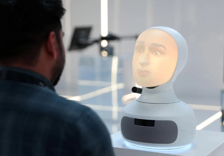 2024年9月12日，在沙特阿拉伯首都利雅得舉行的第三屆全球人工智能峰會(huì)上，一名參會(huì)者與“對(duì)話機(jī)器人”交流。新華社記者 王東震 攝