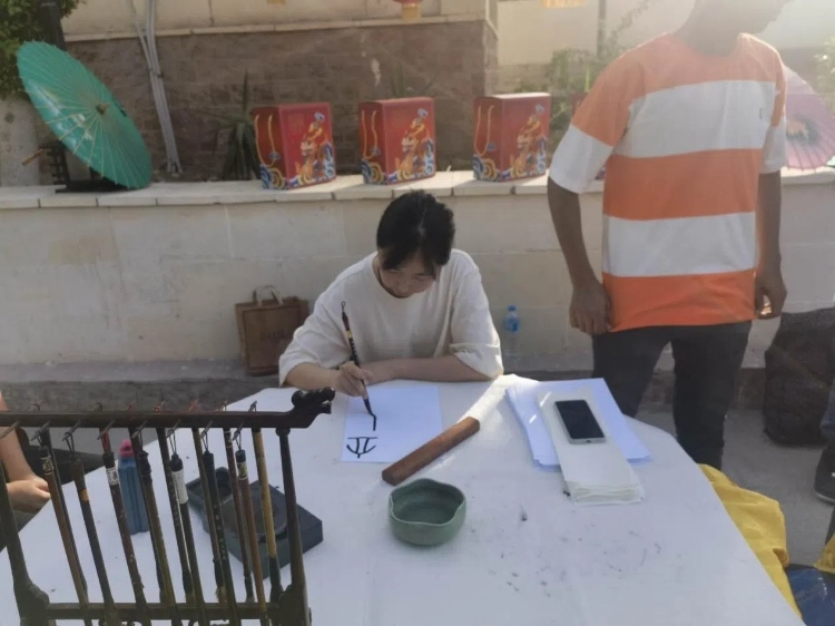 開(kāi)羅文化中心漢語(yǔ)教師表演中國(guó)書(shū)法。開(kāi)羅中國(guó)文化中心供圖