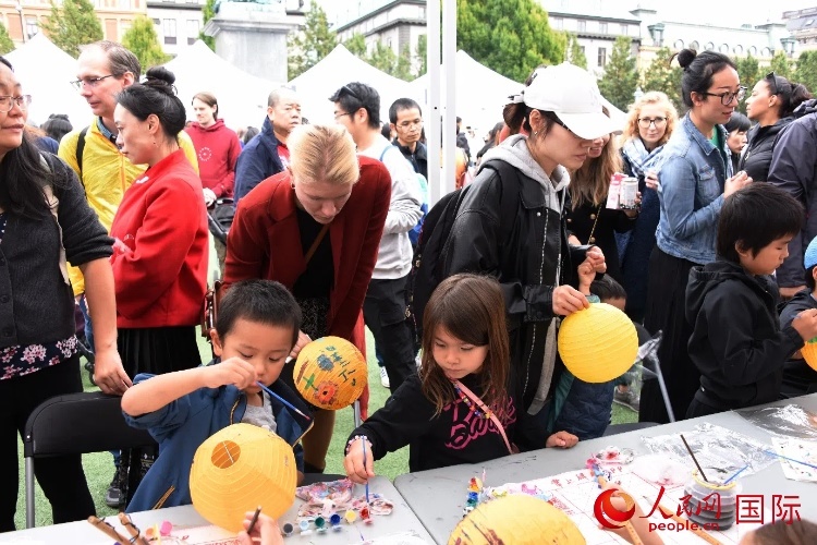 小朋友參加燈籠繪畫體驗(yàn)。人民網(wǎng)記者 殷淼攝