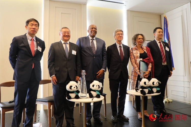 萊索托國(guó)王萊齊耶三世、中國(guó)常駐聯(lián)合國(guó)代表傅聰?shù)燃钨e出席活動(dòng)。人民網(wǎng)記者 李志偉攝