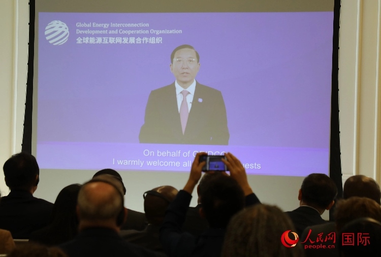 全球能源互聯(lián)網(wǎng)發(fā)展合作組織主席、中國(guó)電力企業(yè)聯(lián)合會(huì)理事長(zhǎng)辛保安通過(guò)視頻方式致辭。人民網(wǎng)記者 李志偉攝