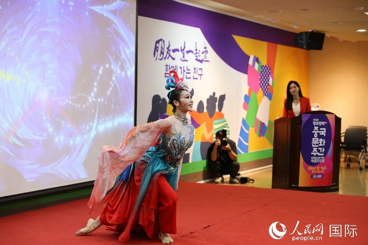 中國(guó)演員在中國(guó)文化周開(kāi)幕式上表演舞蹈。人民網(wǎng)記者 莽九晨攝