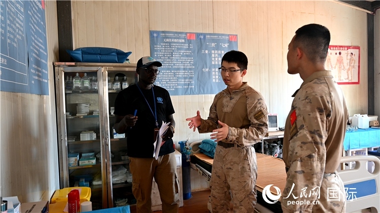 圖4 介紹醫(yī)療設(shè)施。孫千攝