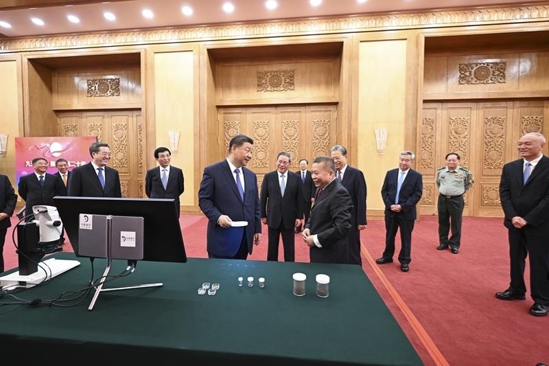 △2024年9月23日，習(xí)近平總書記等參觀月球樣品和探月工程成果展覽。