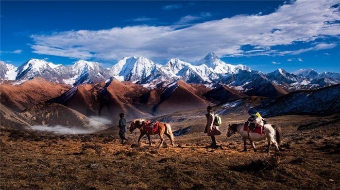 “守護(hù)貢嘎”是當(dāng)?shù)卮迕駱闼氐男拍詈妥园l(fā)的行動。圖為貢嘎山“馬背巡護(hù)隊”開展日常巡護(hù)工作 林革文攝