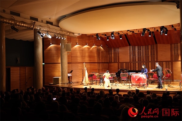 中國歌劇舞劇院的音樂家表演京劇曲牌《夜深沉》。人民網(wǎng)記者 禹麗敏攝